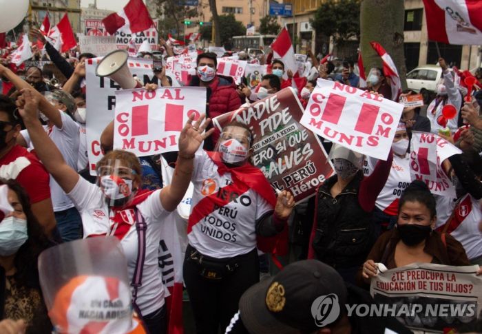 "공산주의 막아야" vs "후지모리 안돼"…팽팽히 맞선 페루 표심