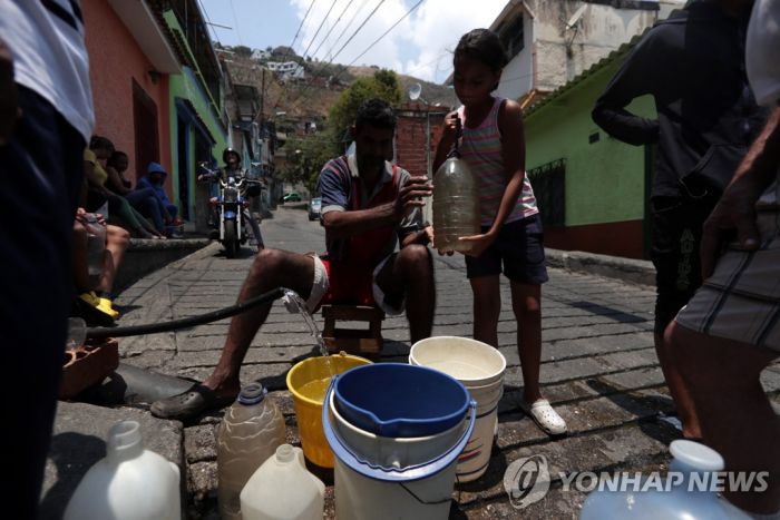 베네수엘라 사흘째 암흑천지…수백만명 식품·물 구하려 '사투'
