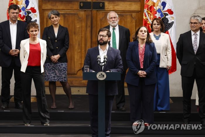 '개헌안 부결' 칠레 6개월만에 내각 중폭 개편…중도파 발탁