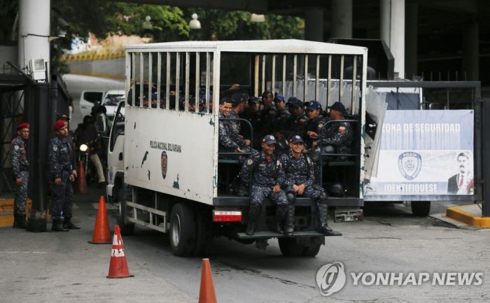 군사봉기 실패후 반격나선 마두로 정권…野의원 외국공관 피신