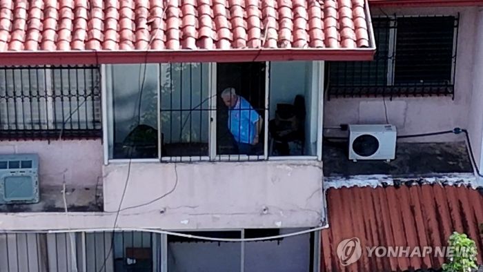 '징역 피해 망명' 파나마 전 대통령, 임시체류지 변기까지 교체