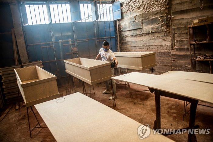 코로나19 감염 치솟는 페루서 관 제작업체 '씁쓸한 호황'