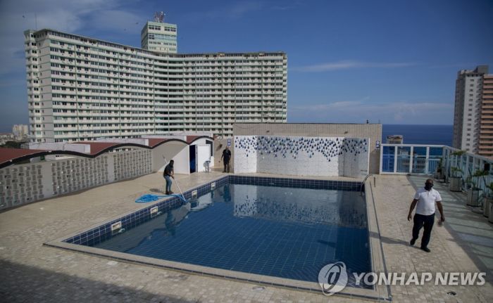 관광 재개하는 쿠바, 관광객·자국민 접촉 철저히 차단