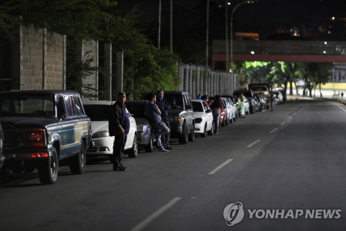 베네수엘라 기름값 인상에도 주유소엔 여전히 긴 대기행렬