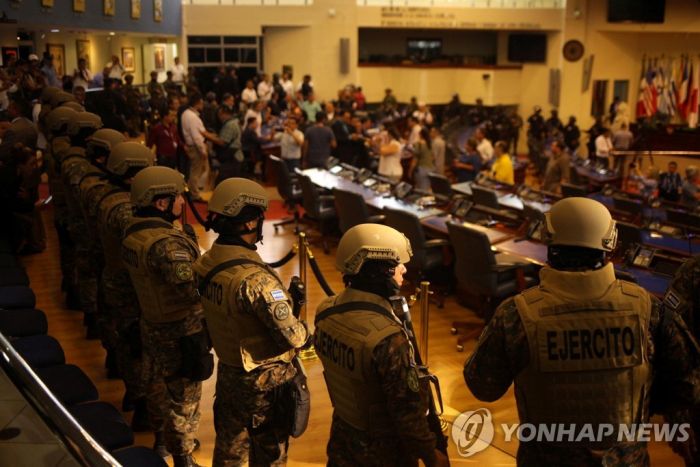 무장 군인 대동하고 국회 들어간 엘살바도르 대통령(종합)
