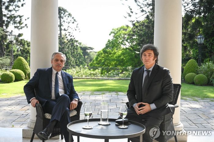 밀레이, '악의 축'이라던 교황과 화해?…전화통화서 '깍듯'