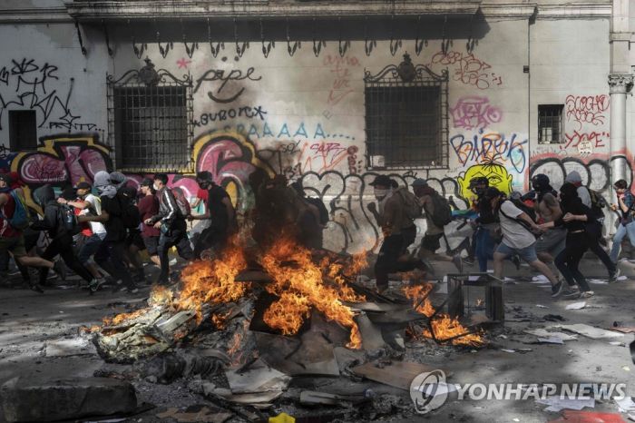 성난 민심에 고개 숙인 칠레 대통령…연금·임금 개선안 등 제시