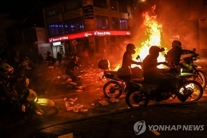 콜롬비아 '경찰 과잉제압' 사망에 분노…격렬시위 속 10명 숨져(종합)