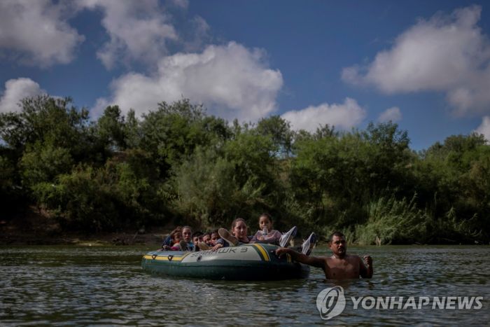 계속되는 멕시코 국경 비극…고무보트 전복돼 10개월 아기 숨져