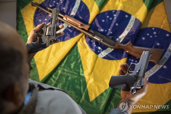 브라질서 두 살배기가 우발적으로 쏜 총에 20대 엄마 사망