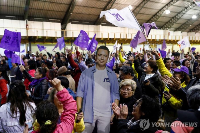 에콰도르 대선 보궐서 35세 중도우파 당선…"최연소 대통령"(종합)