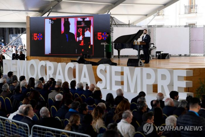 "군부가 민주주의 폭격" vs "좌파 실정으로 쿠데타 야기"