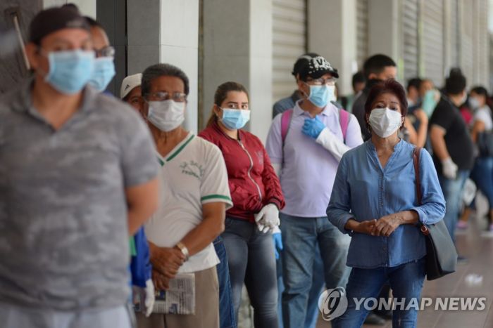 '고립된 섬' 갈라파고스에도 코로나19 침투…중남미 봉쇄 확대
