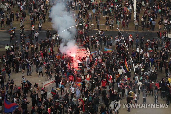 수천 명 거리시위 중에 흔들…'불의고리' 칠레서 6.0 지진