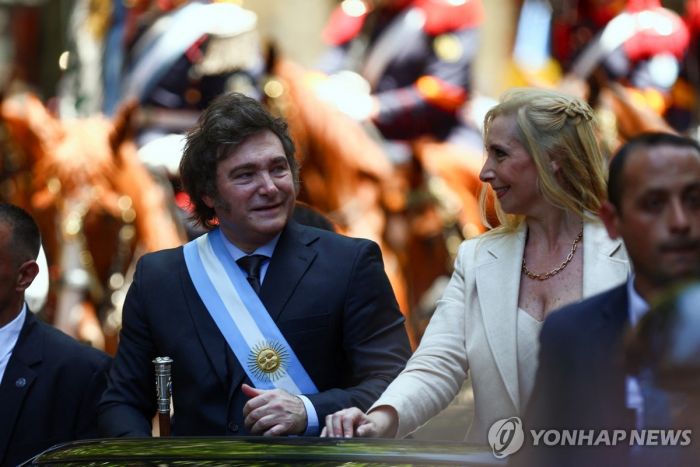 아르헨 밀레이 취임 "1만5천% 인플레 재앙 직면…개혁만이 해법"