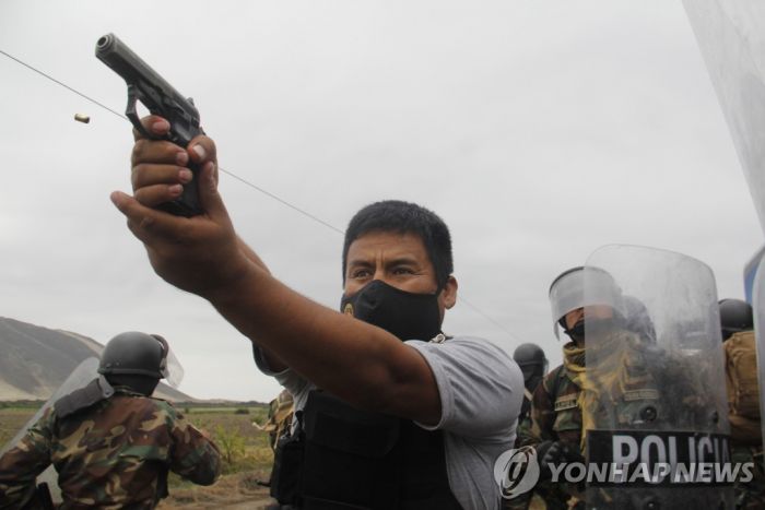 '시위대에 총 쏘는 경찰' 포착한 페루 사진기자, 협박 시달려