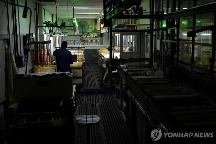 아르헨 밀레이 취임 천일 지났으나 제조업·내수는 뒷걸음
