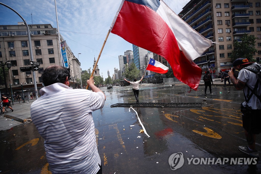 대통령 사과에도 칠레 시위 지속…총파업 개시로 노동자 가세