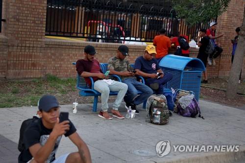 美 불법이민자들, 시카고 도심에서 무허가 이발소 영업하다 체포