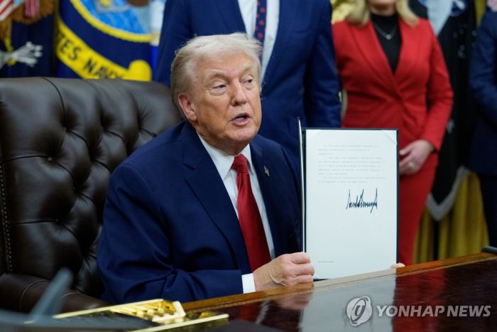 트럼프 "쿠바와 석유 거래하는 나라에 관세 부과" 행정명령