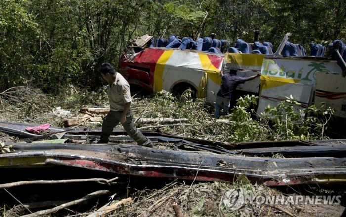 볼리비아서 버스 협곡 아래로 300m 추락…25명 사망(종합)