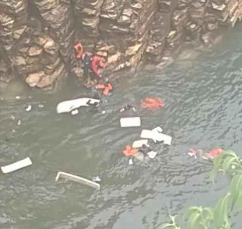 브라질 절벽 붕괴 사고 사망자 10명 확인…실종자 수색 종료