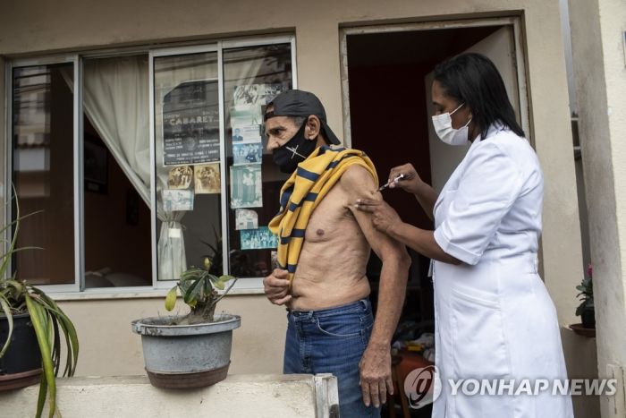 브라질 코로나 일평균 사망·확진 눈에 띄게 감소