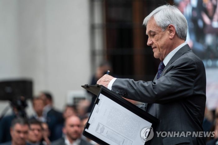 칠레 새 헌법 제정 절차 '착착'…대통령, 국민투표 승인