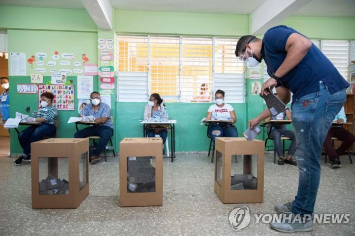 도미니카 대선 중도좌파 여당 열세…16년만에 정권 내줄 듯