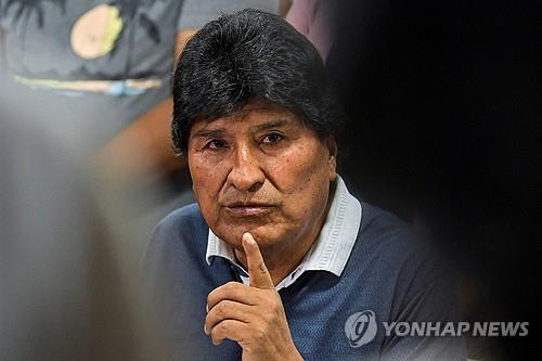볼리비아 전 대통령, 15세 소녀 강간 혐의 체포영장