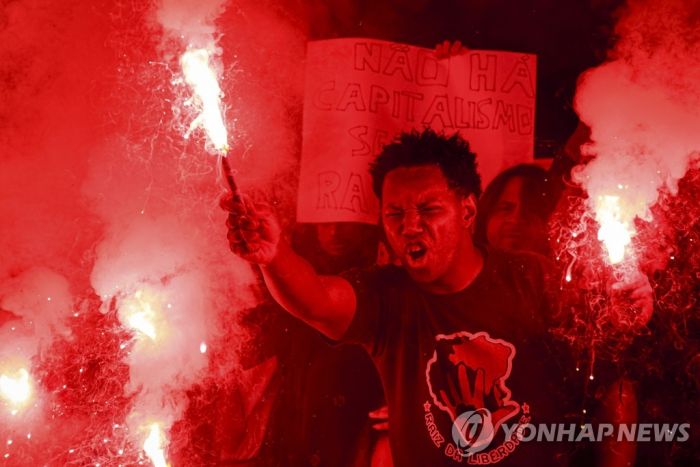 '인종차별 규탄' 브라질서 흑인 아이에 바나나 선물 논란
