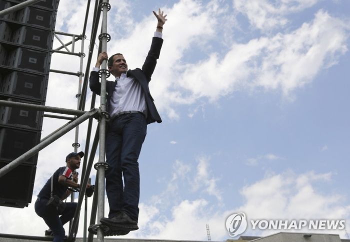 베네수엘라 과이도, 체포 위협 속 귀국…유엔, 대화 거듭 촉구(종합)