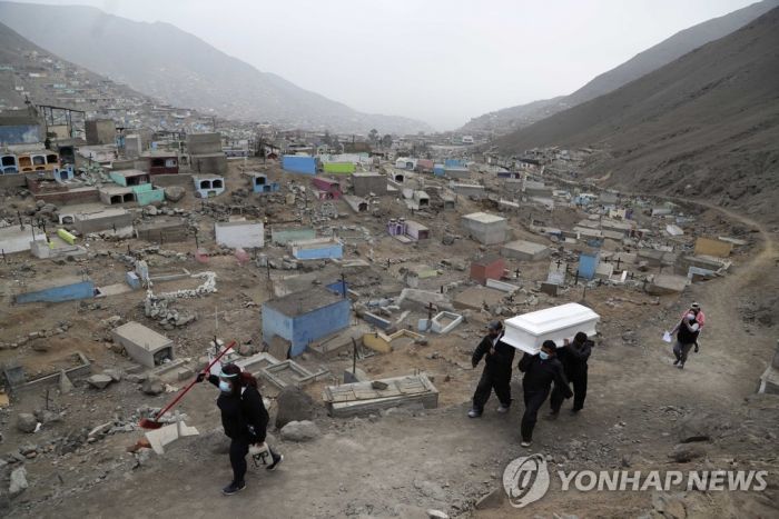 발빠른 봉쇄에도 인구 대비 사망자 최다…페루의 코로나19 비극