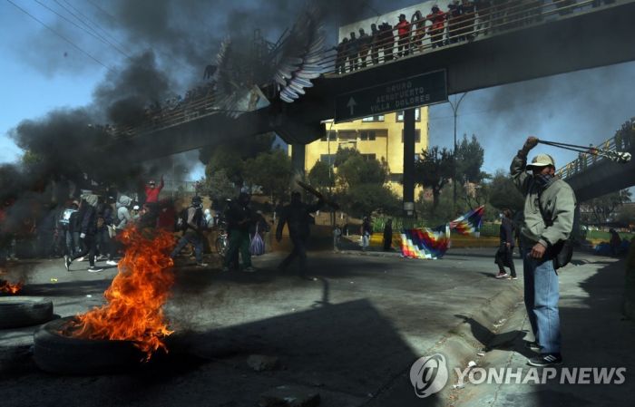 볼리비아, 국제형사재판소에 "모랄레스 '도로 봉쇄' 수사해달라"