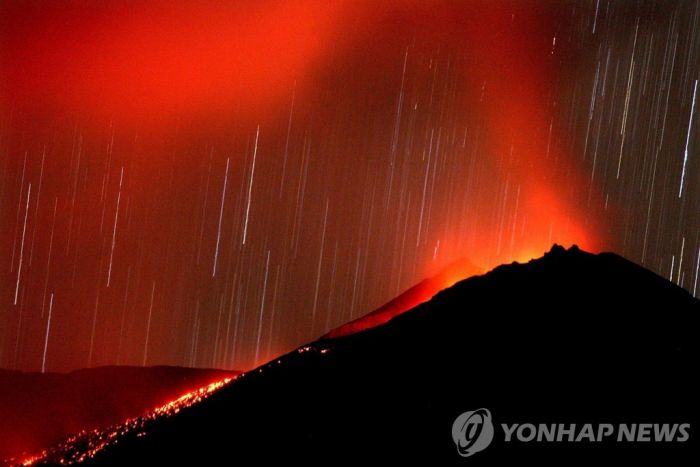 에콰도르 레벤타도르 화산 분화…화산재 상공 400ｍ까지 치솟아