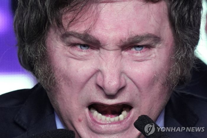 "사회주의자는 쓰레기, 인간 배설물" vs "히틀러 같다"