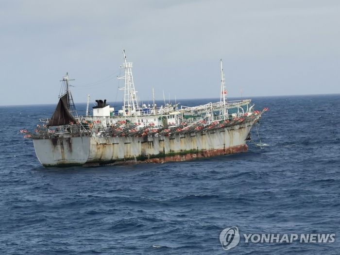 칠레 해군, 자국 EEZ 내 중국 어선 11척 밀착 감시