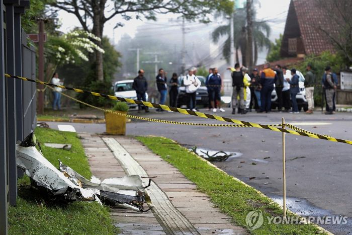 브라질 관광도시서 소형 항공기 추락…"최소 9명 사망"