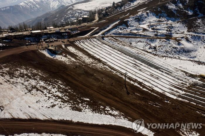 기후변화에 눈 귀해진 안데스산맥 스키장…인공 눈에 의존