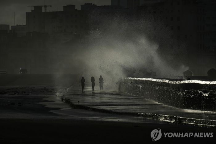 '전력난' 쿠바에 허리케인까지 강타…최소 6명 사망