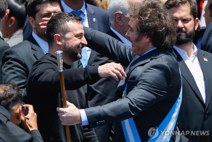 '젤렌스키의 친구'였던 아르헨 밀레이, 이젠 친러시아 행보?