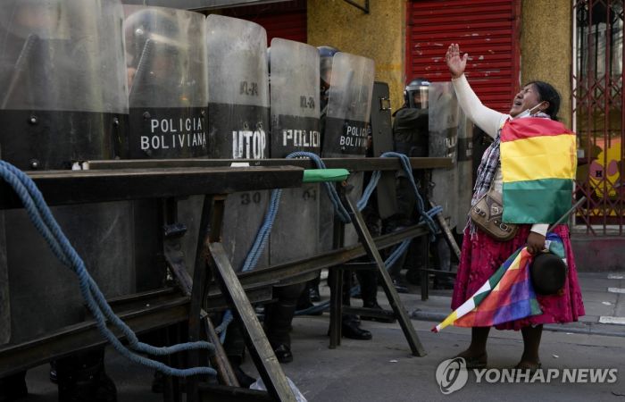 '10대와 강제성관계' 볼리비아 前대통령 체포영장 발부