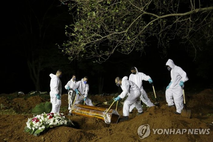 브라질, 코로나19 사망자 폭증해 옛 무덤까지 비운다