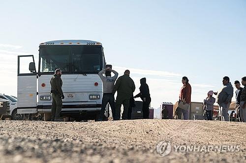 美시카고 불법입국자 이송버스 단속하자 버스회사 '몰래 떨구기'