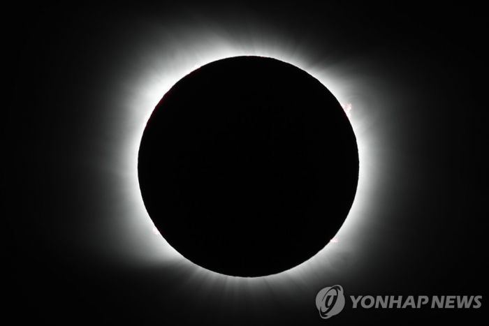 2분간 한낮의 어둠…칠레·아르헨티나서 개기일식 '우주쇼'