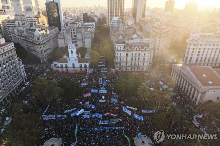 "국립대 교수 월급이 거의 빈곤층 수준"…아르헨서 150만 시위