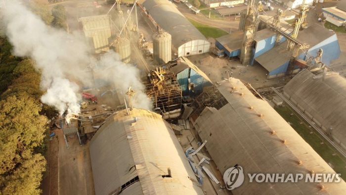 브라질 곡물저장소 폭발로 8명 사망…"일부 옥수수 더미에 깔려"