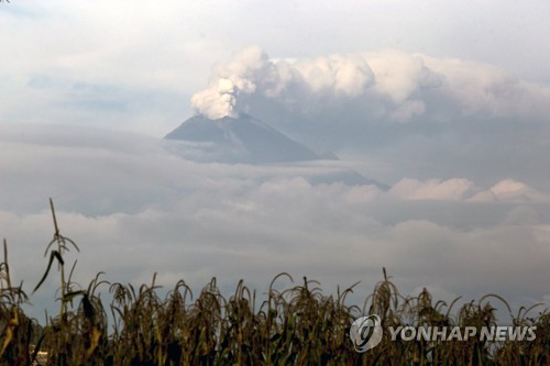 멕시코 '지진에 이어 화산까지?'…멕시코시티 인근 화산 분화, 1km까지 날아간 파편