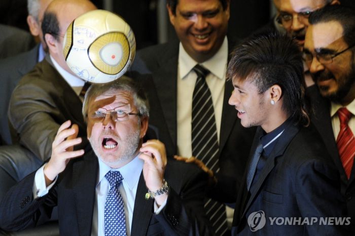 브라질 네이마르 사인볼 절도 '대선 불복 폭도' 17년형