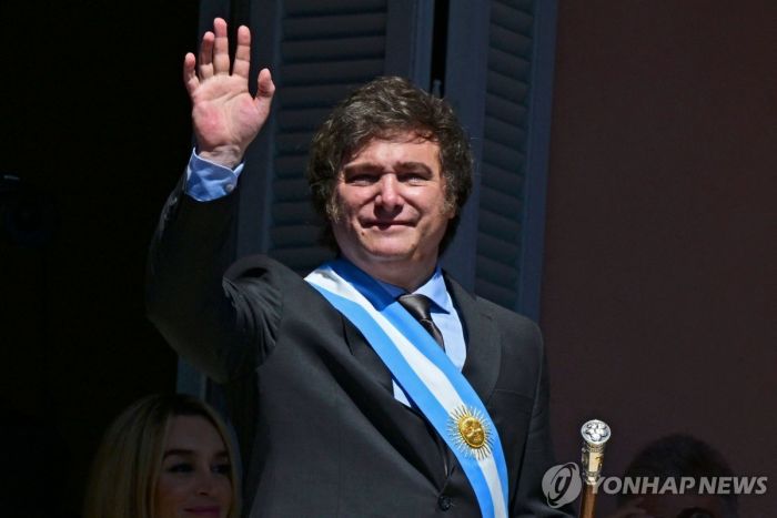 [밀레이 취임 두달] "버텨야 한다" vs "앞이 보이지 않는다"